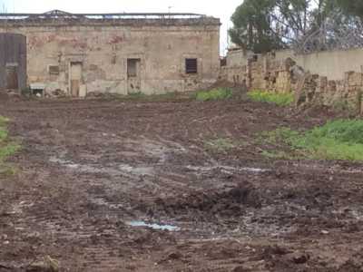 Uno degli antichi caseggiati presenti nell'area in cui � stato trovato il sito neolitico: sono evidenti, sullo spiazzo antistante, i lavori di livellamento operati dalle ruspe della ditta costruttrice delle villette